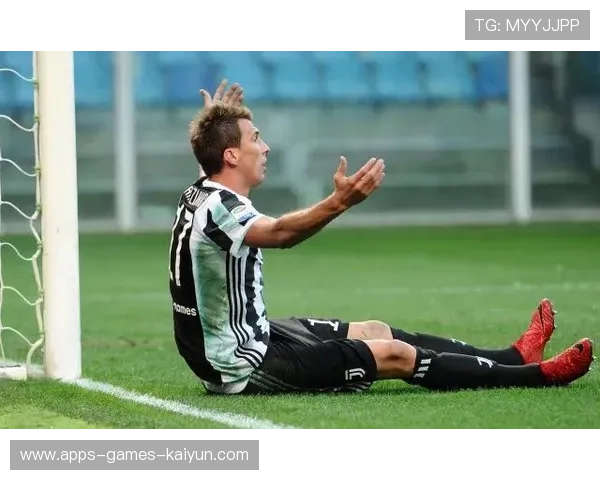 尤文禁区前沿跑动积极