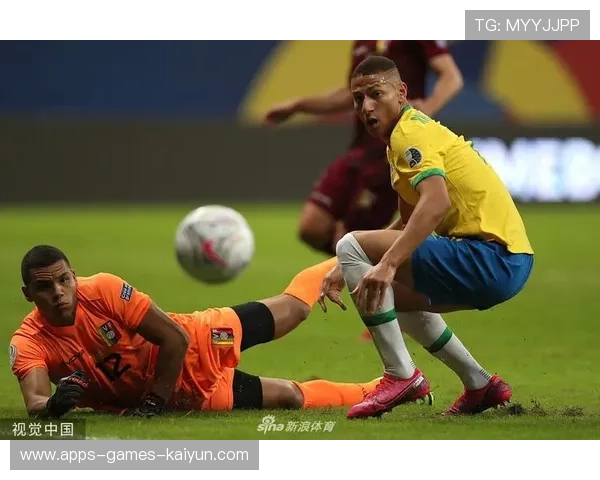 内马尔斜传直塞撕裂防线，巴西推进如行云流水