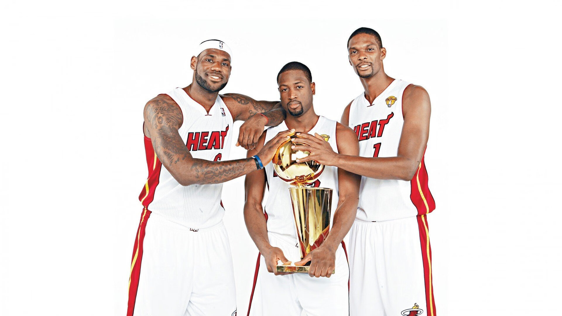 NBA常规赛湖人主场险胜篮网 詹姆斯关键三分扭转局势,湖人进常规赛